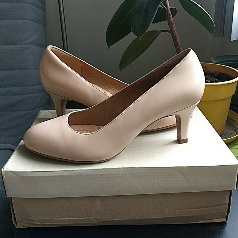 Clarks Heavenly Heart Nude Leather Pumps NIB